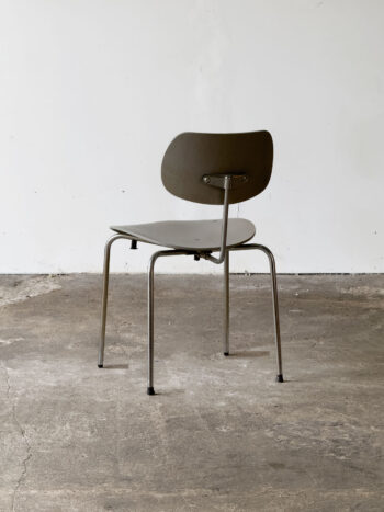 Krzesło SE 68 Egon Eiermann, widok od tyłu, szara sklejka i chromowana rama