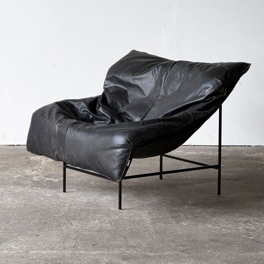 Fotel Butterfly Gerard van den Berg, widok od przodu, czarne skórzane siedzisko
