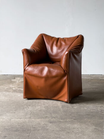 Fotel 684 Tentazione Mario Bellini, widok od przodu, skórzane siedzisko w brązie