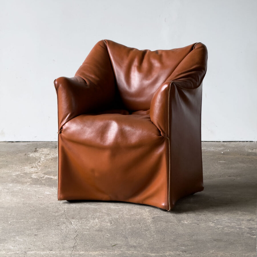 Fotel 684 Tentazione Mario Bellini, widok od przodu, skórzane siedzisko w brązie