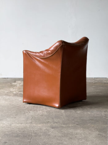 Fotel 684 Tentazione Mario Bellini, widok od tyłu, skórzana tapicerka brązowa