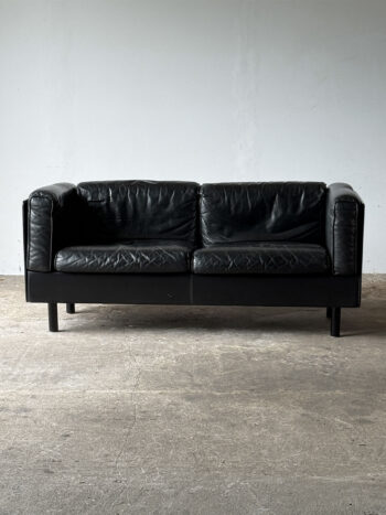 Kanapa Zanotta, widok frontalny, modułowe poduszki, czarna skóra