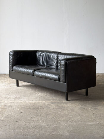 Skórzana kanapa Zanotta, widok od przodu, czarna skóra i stalowe nogi