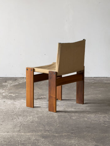 Krzesło Monk Molteni, widok od tyłu, lniane siedzisko