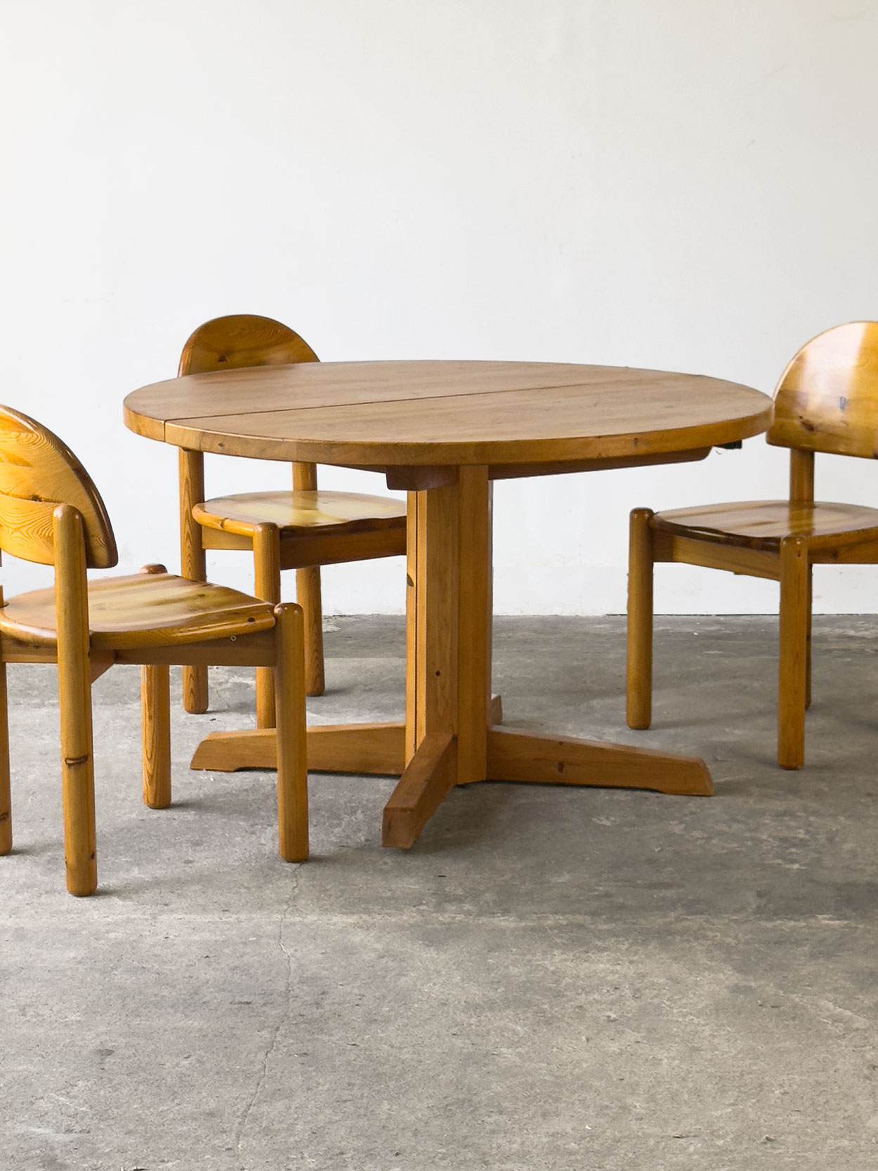 Okrągły stół sosnowy zestawiony z krzesłami, widok aranżacyjny