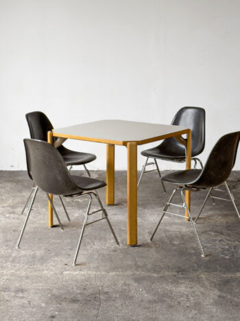 Mały stół REY zestawiony z krzesłami Eames z tworzywa sztucznego