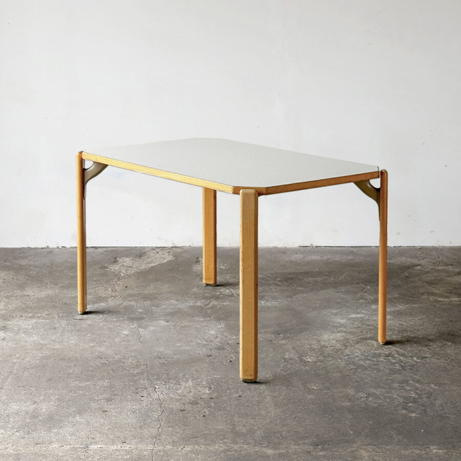 Stół REY 3300 o wymiarach 80×120 cm z białym blatem i bukowymi nogami