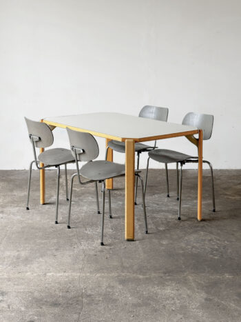 Stół REY z krzesłami Eiermanna z giętej sklejki i metalowej ramy