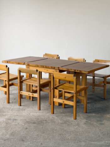 Rozłożony stół Fureka w aranżacji z krzesłami z tej samej serii