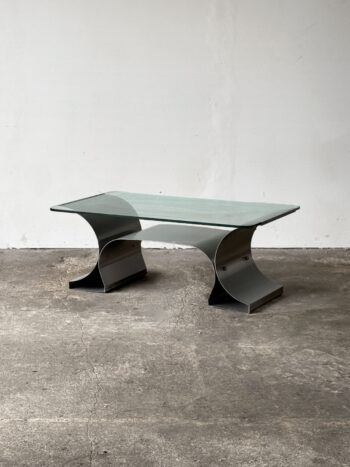 Stolik Monnet sfotografowany frontalnie na tle jasnej ściany