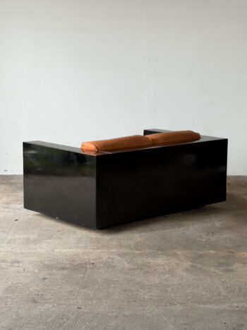 Sofa Saratoga widziana od tyłu, czarny lakierowany korpus o błyszczącej powierzchni