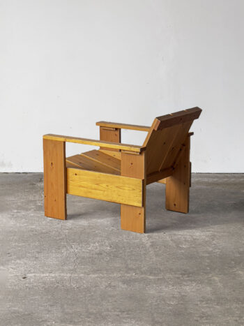 Widok fotela Crate od tyłu, wykonanie z sosny