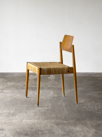 Krzesło SE 19 z drewna i rattanu, widok z boku
