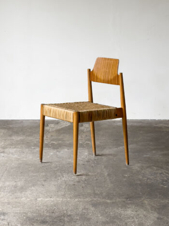 Krzesło SE 19 na tle szarej podłogi, widok z przodu