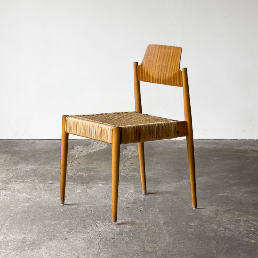 Krzesło SE 19 na tle szarej podłogi, widok z przodu