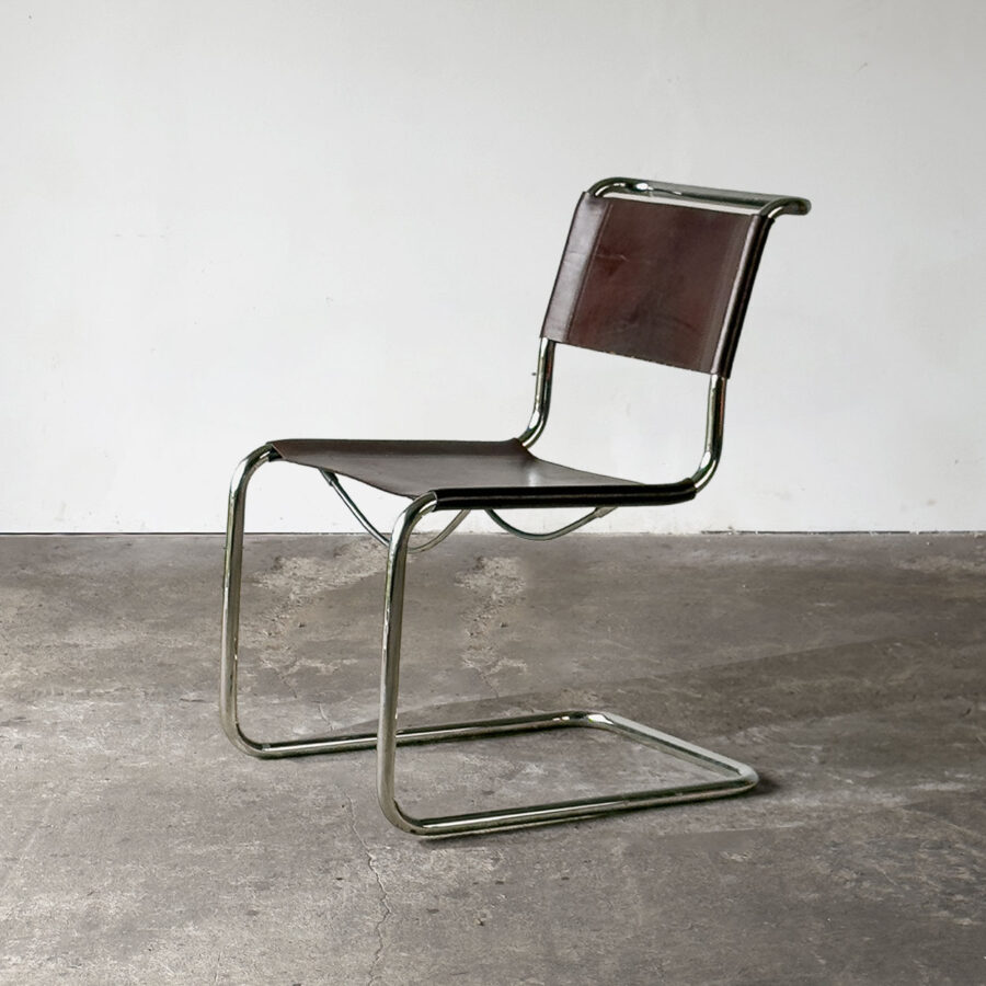 Krzesło S33 w ujęciu bocznym. Widoczna lekko sprężysta konstrukcja wspornikowa z chromowanej stali i tapicerka z ciemnobordowej skóry.