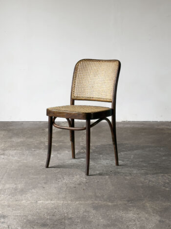 Krzesło gięte nr 811 z plecionką wiedeńską, widok z przodu