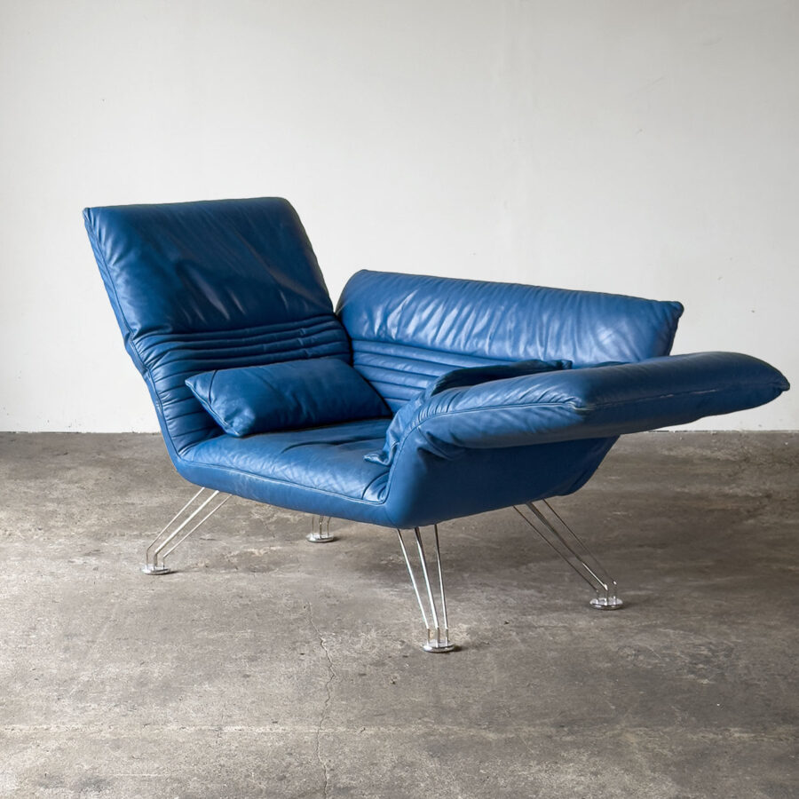 Niebieski fotel De Sede DS-142 w pozycji siedzącej