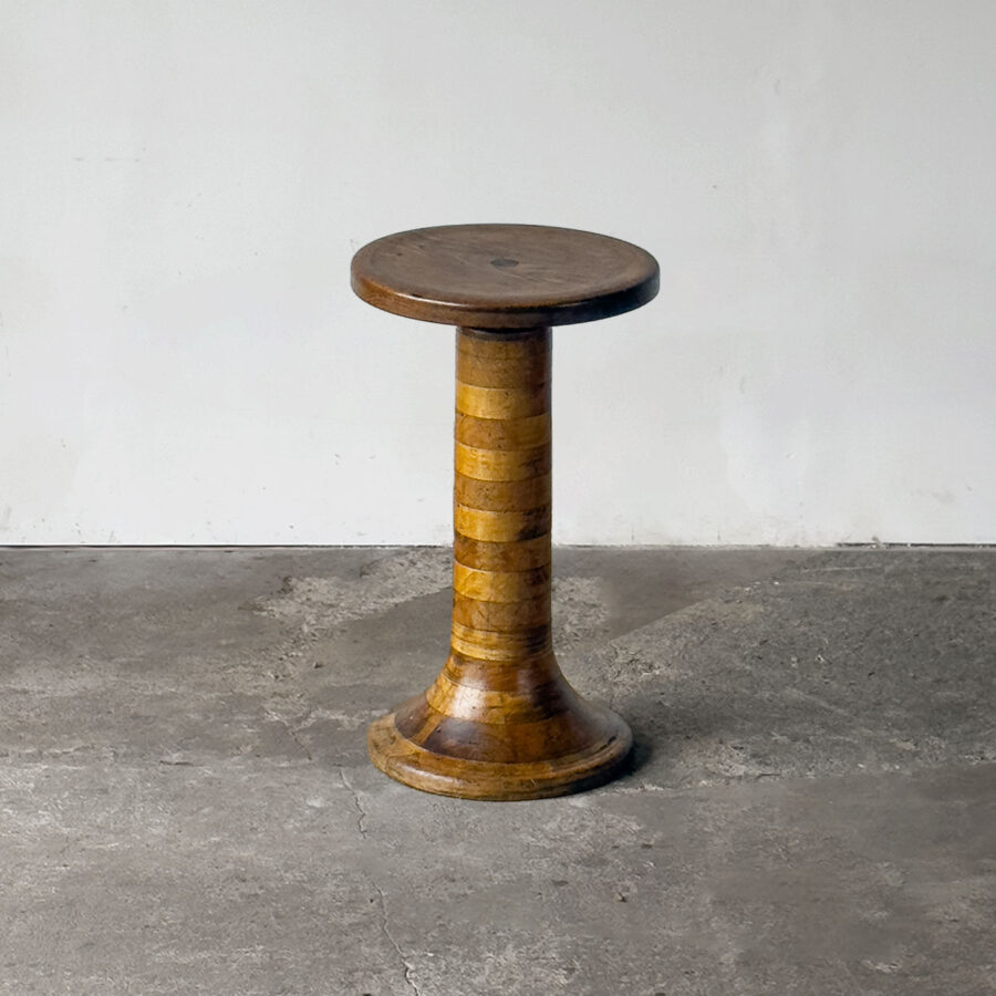 Drewniany stołek z art déco z maksymalnie opuszczonym siedziskiem