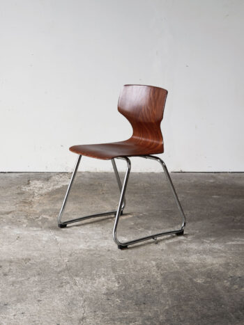 Krzesło sztaplowane Flötotto z formowanej sklejki, widok z przodu