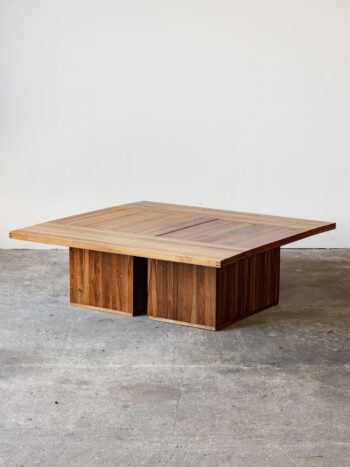 Stolik Il Castello projektu Mario Belliniego w wersji zamkniętej