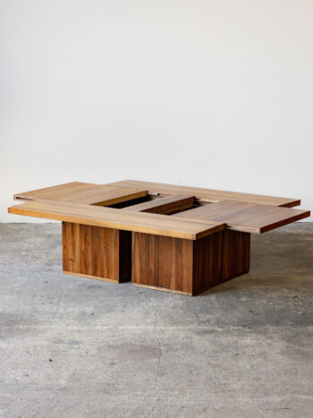 Stolik Il Castello z rozsuniętymi blatami i widocznymi schowkami