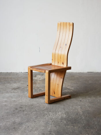 Krzesło z litej sosny z profilowanym oparciem w kształcie fali