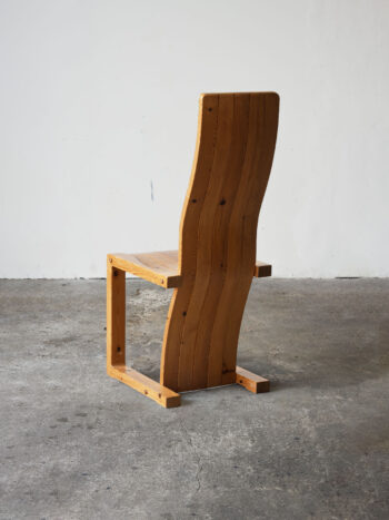 Widok tylnej części sosnowego krzesła z wygiętym oparciem