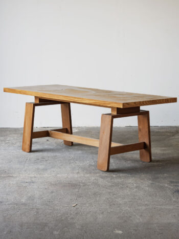 Stół Coppola 611 w ujęciu bocznym, lekko z góry