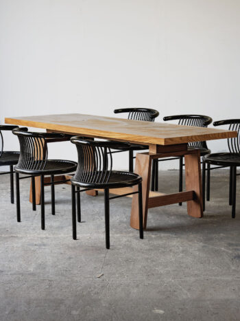 Stół 611 Silvio Coppola z czarnymi krzesłami, widok ogólny