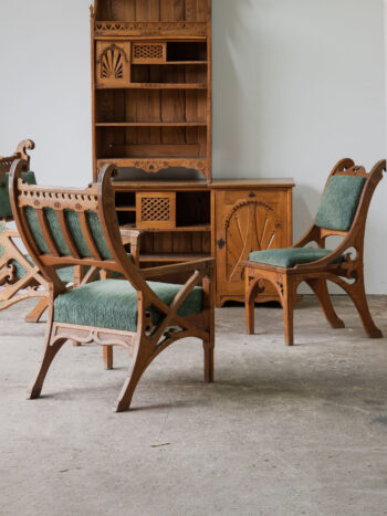 Zestaw mebli w stylu zakopiańskim z przełomu XIX i XX wieku