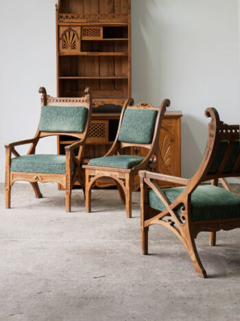 Komplet mebli zakopiańskich – fotele, krzesła i regał