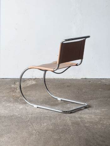 Krzesło MR10 z beżową skórą, profil boczny.