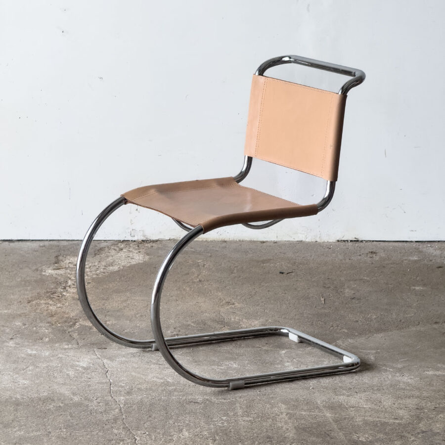 Krzesło MR10 Miesa van der Rohe z beżową skórą i chromowaną ramą, widok z przodu.