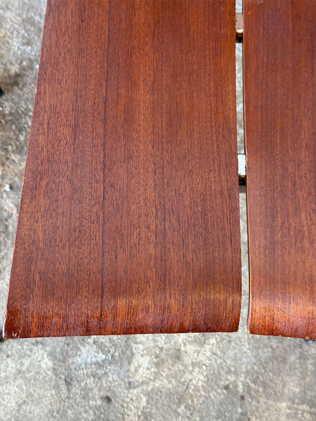 Detal siedziska krzesła GA z widocznymi śladami użytkowania