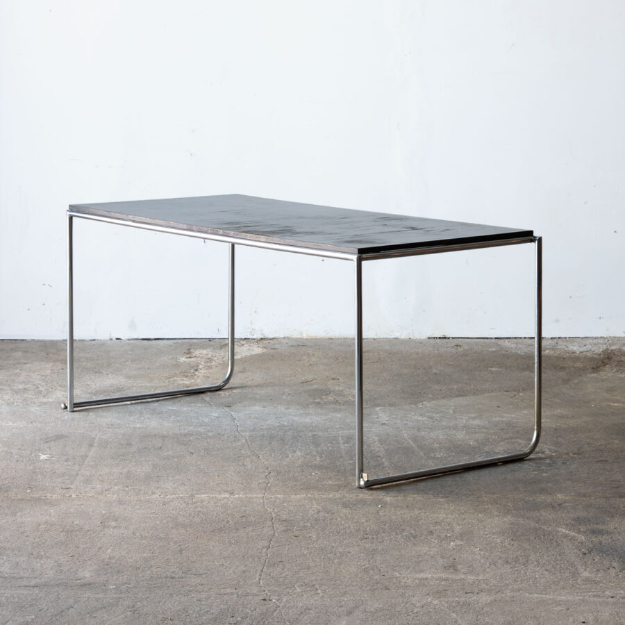 Modernistyczny stół z chromowanej rurki stalowej