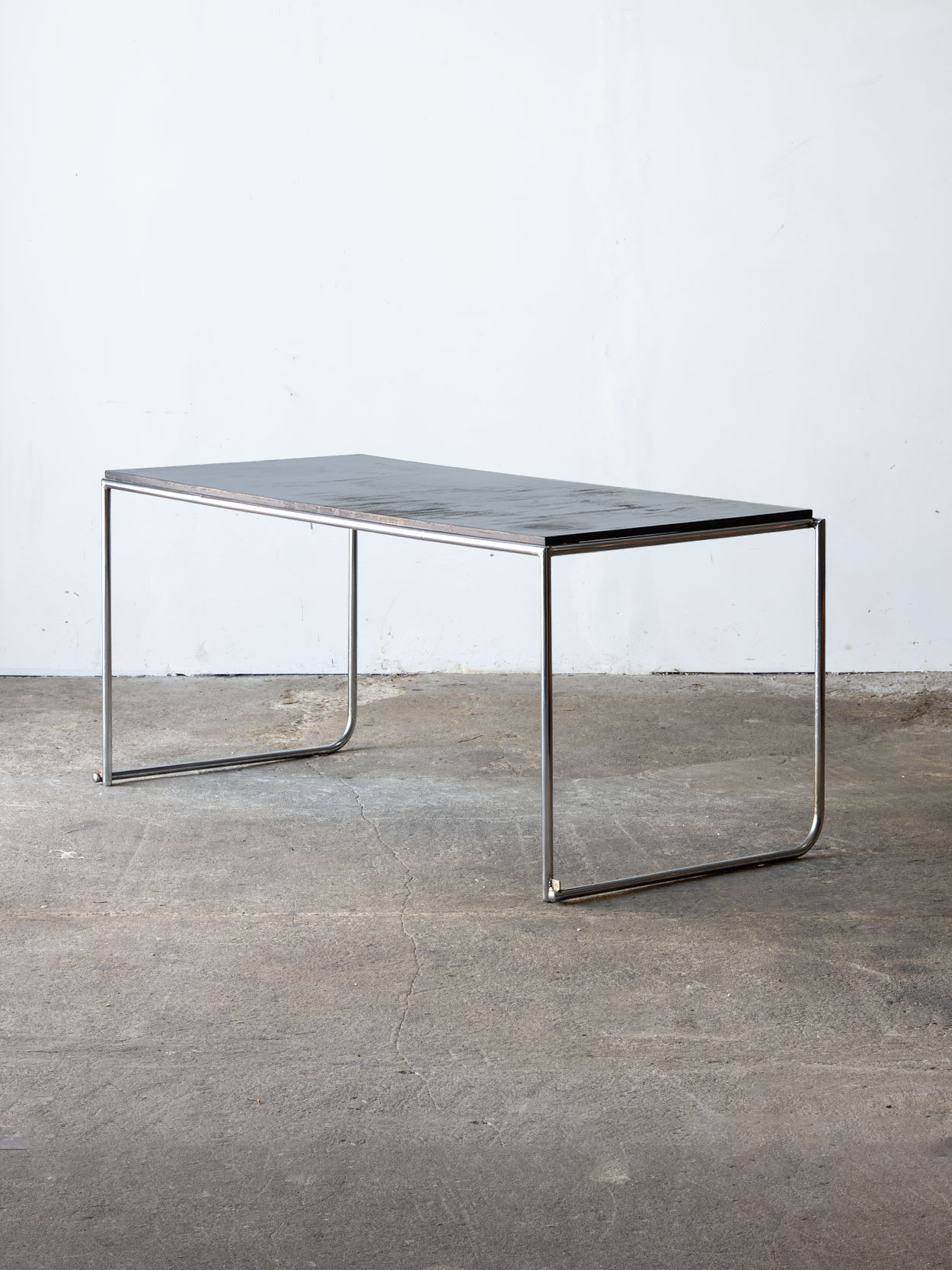 Modernistyczny stół z chromowanej rurki stalowej