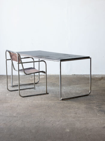 : Krzesło RP 7 Bruno Pollak przy modernistycznym stole