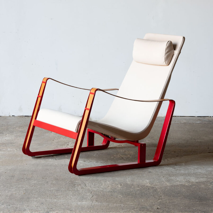 Fotel Cité Jean Prouvé widok z przodu, czerwona rama i beżowa tapicerka