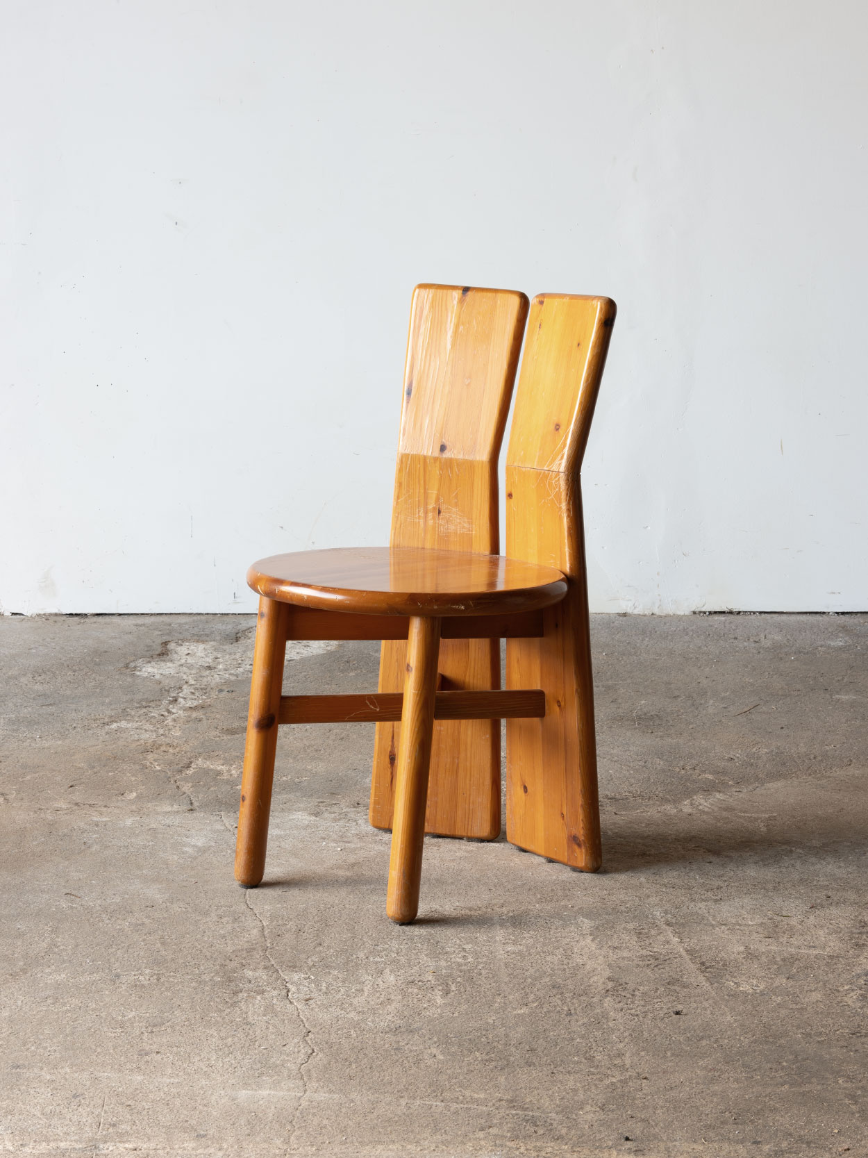 Drewniane krzesło włoskie widok z przodu, okrągłe siedzisko