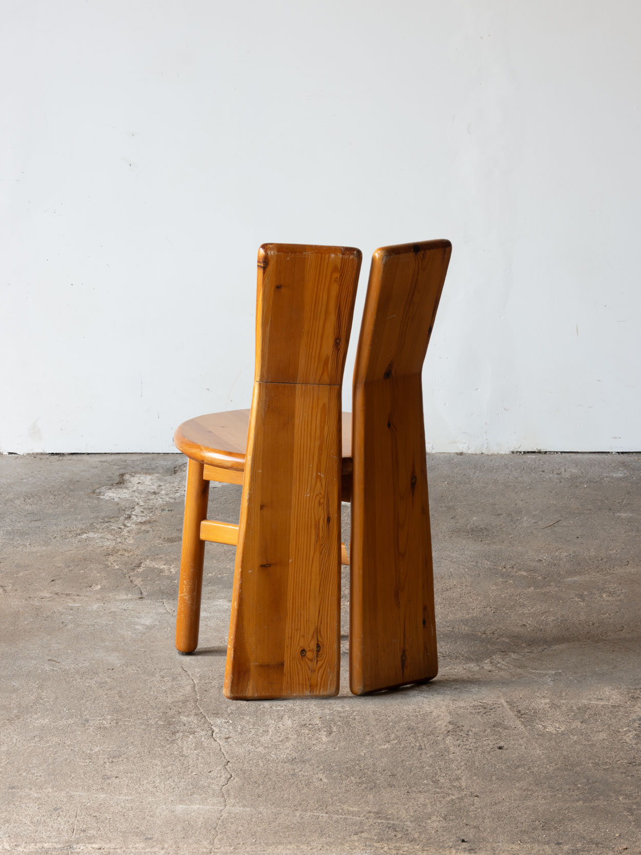 Drewniane krzesło włoskie widok z tyłu, detal oparcia