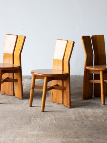 Trzy drewniane krzesła włoskie widok z przodu