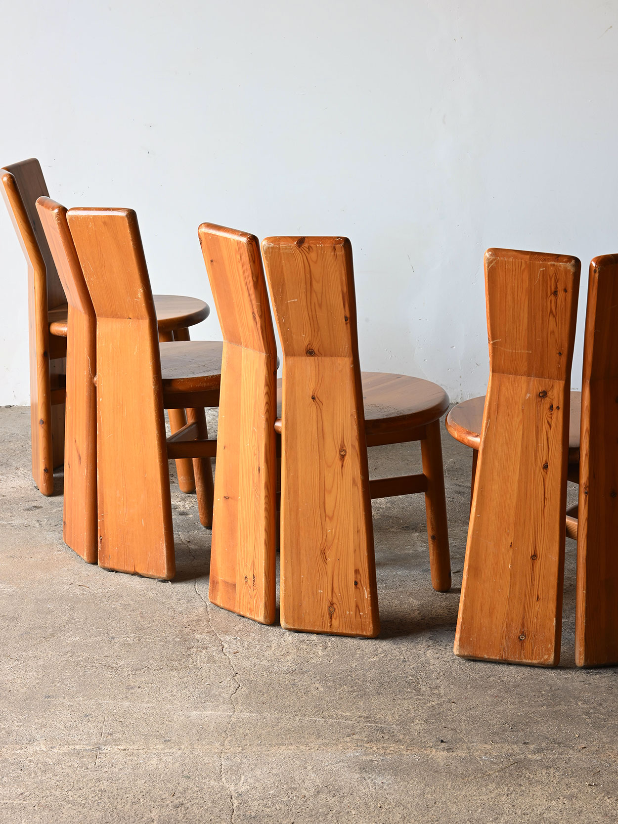 Cztery krzesła drewniane widok z tyłu, ustawione obok siebie