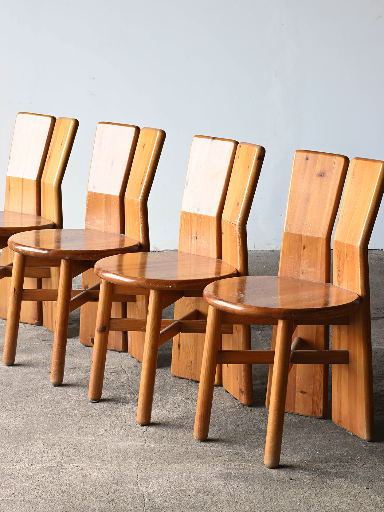 Cztery krzesła włoskie ustawione w rzędzie, widok z przodu