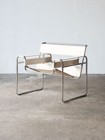 Fotel Wassily widok z przodu, beżowa tapicerka i stalowa rama