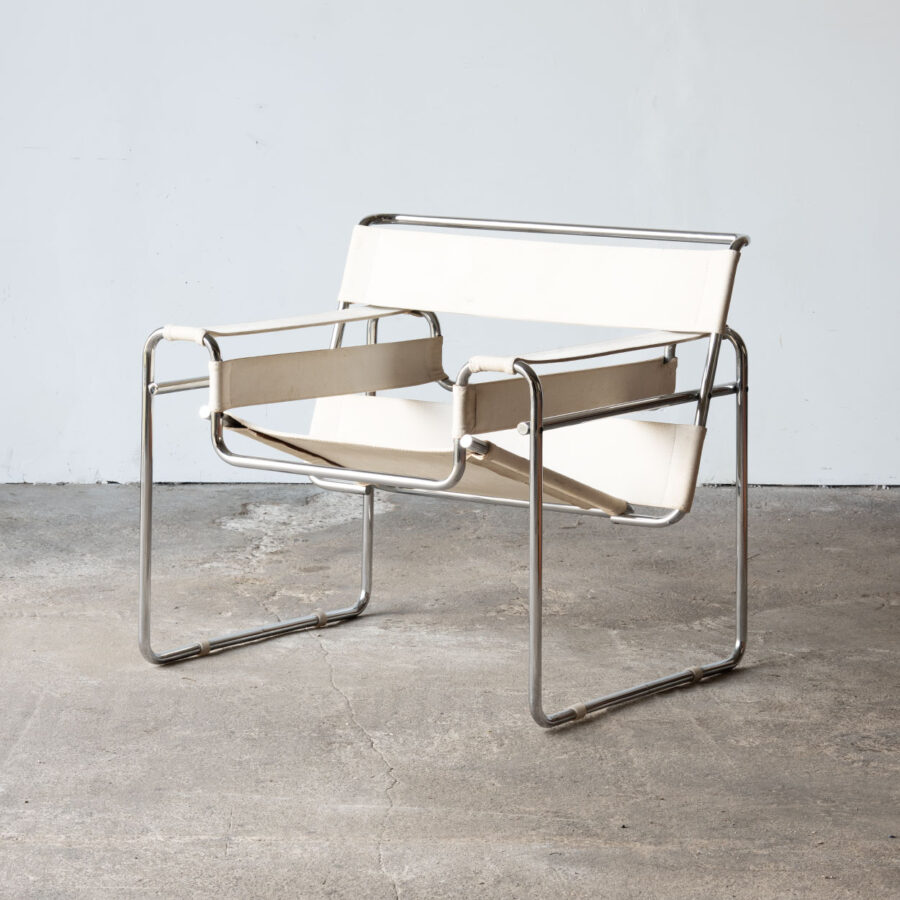 Fotel Wassily widok z przodu, beżowa tapicerka i stalowa rama