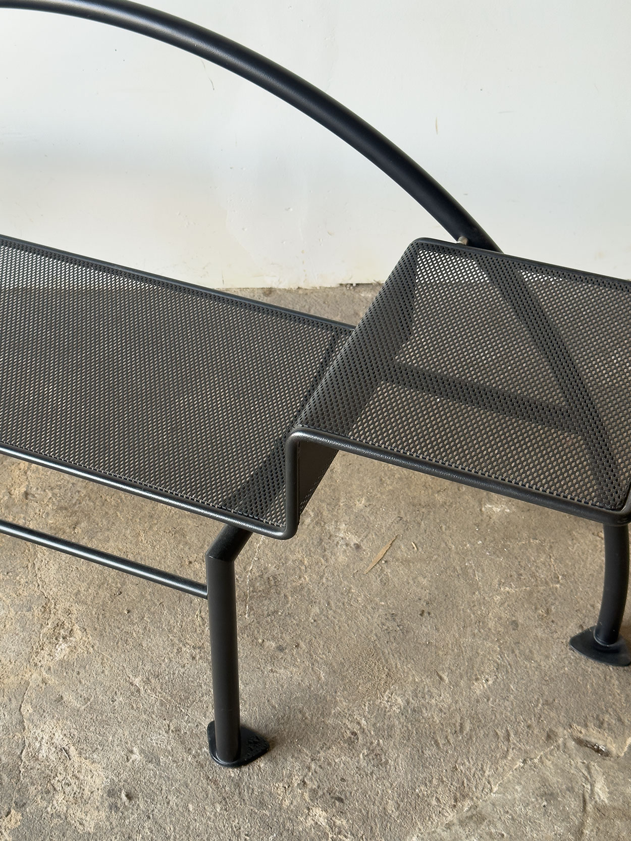 Detal siedziska ławki Karina Mendini 2