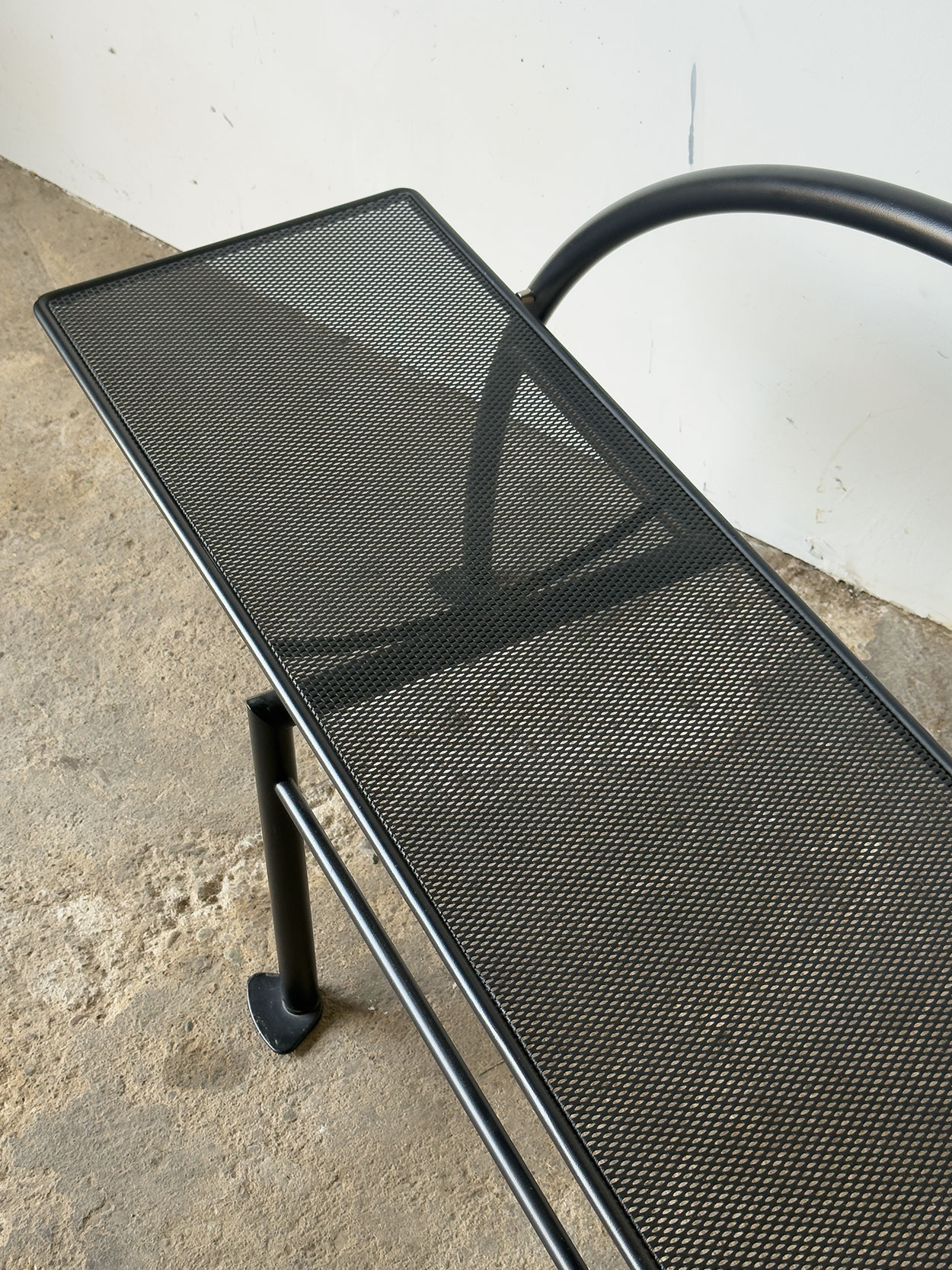 Detal siedziska ławki Karina Mendini