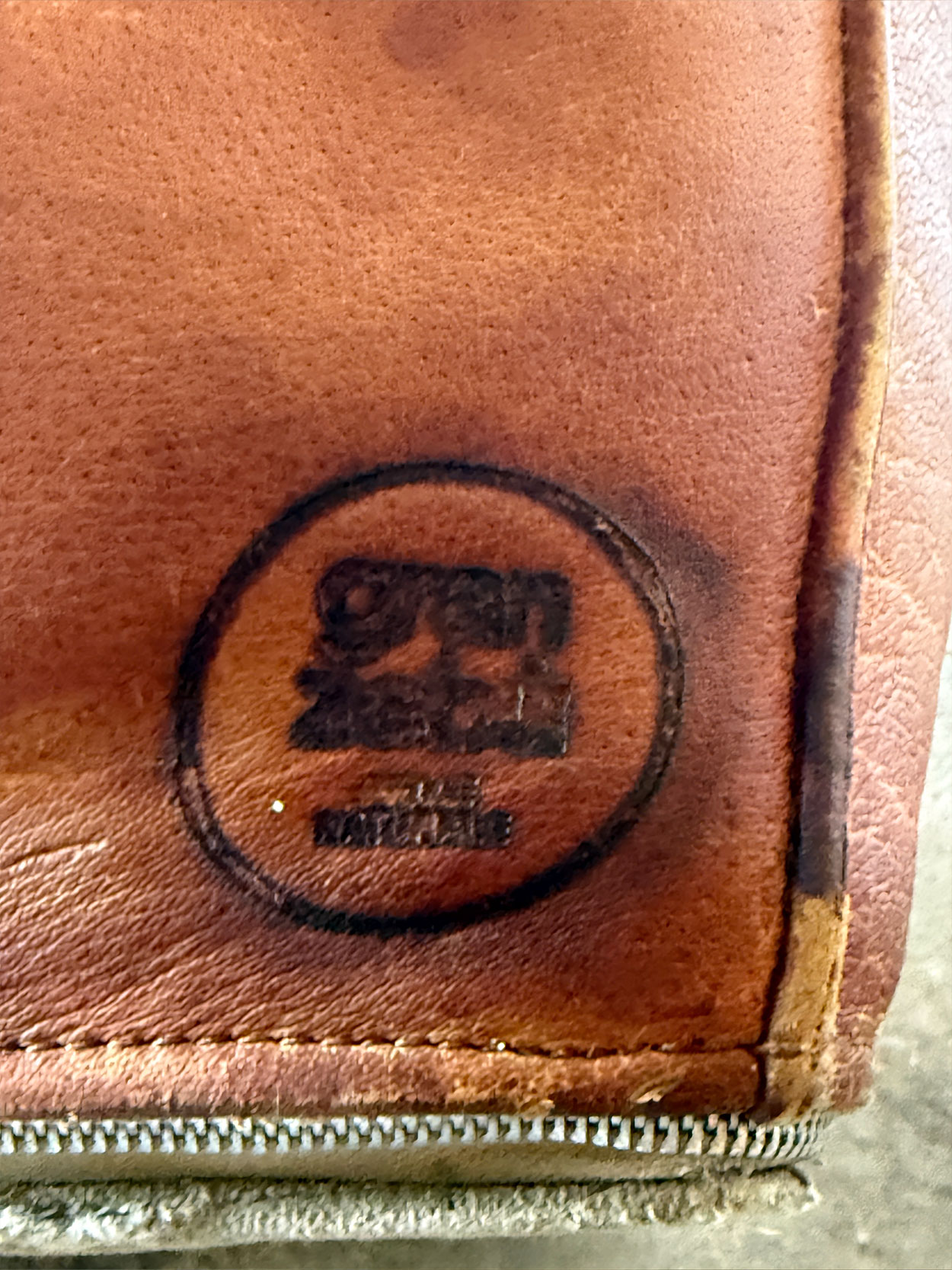 Wytłoczenie skóry Le Bambole detal