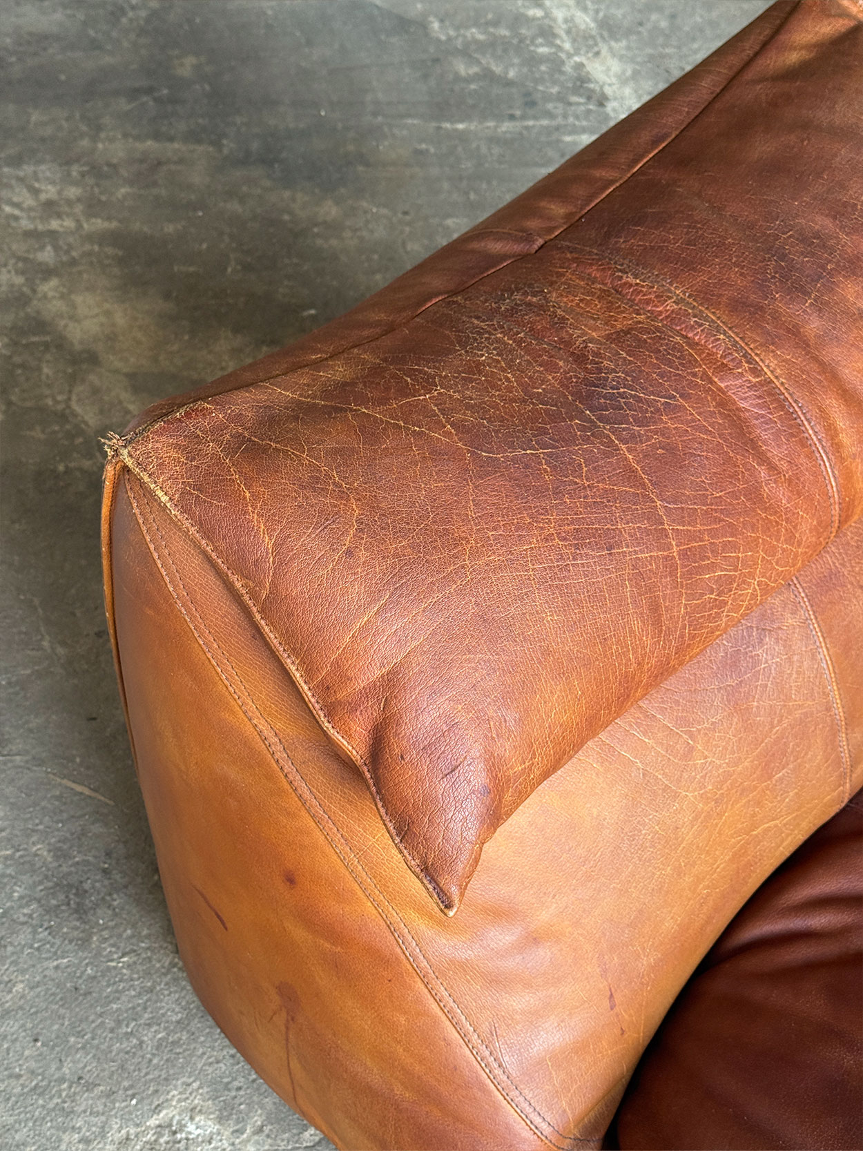 Poducha Le Bambole detal skóra anilinowa